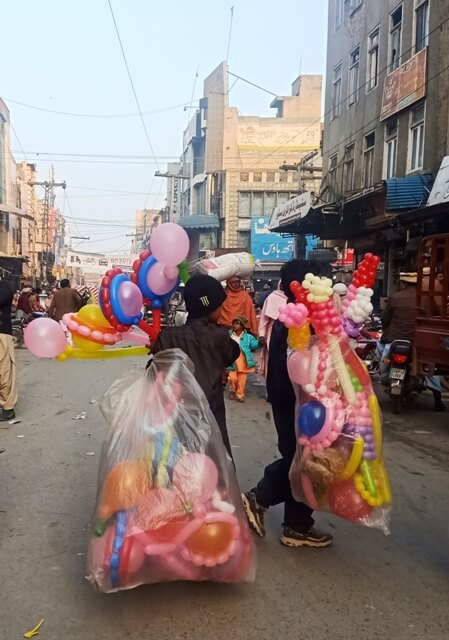 Children working in street 