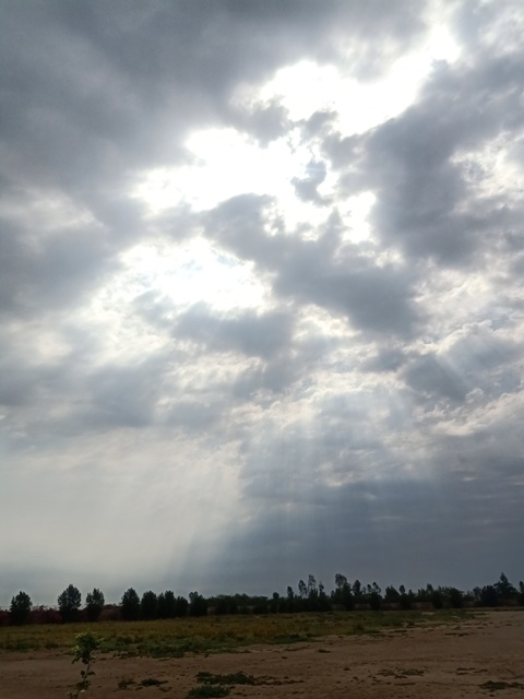 Sunbeams through clouds 
